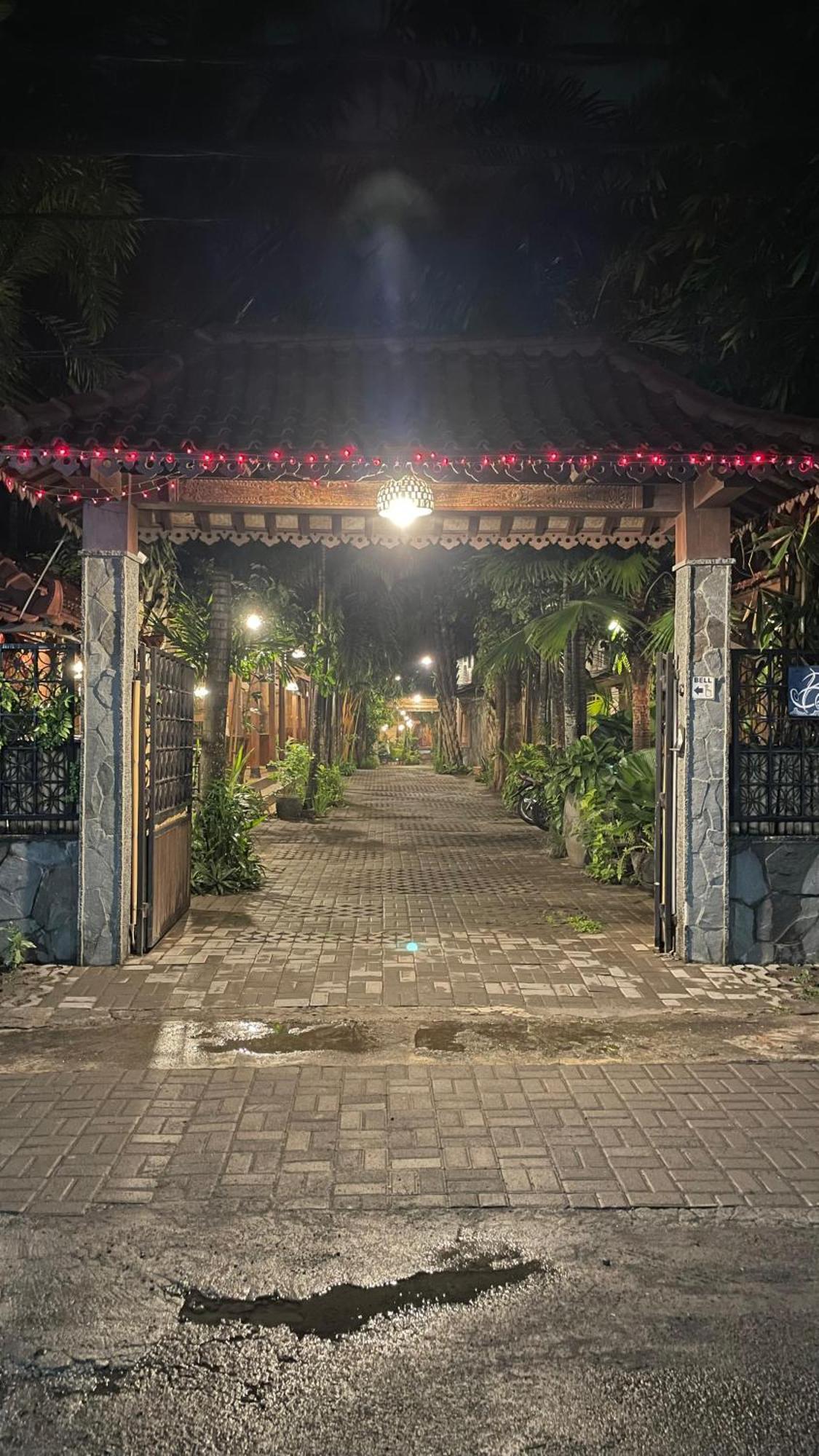 Bedhot Homestay Yogyakarta Exterior photo